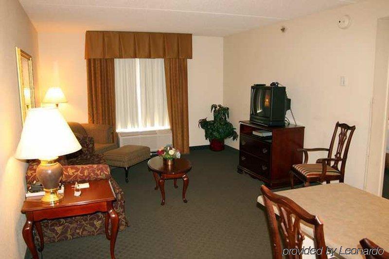 Hampton Inn & Suites Charlottesville At The University Room photo