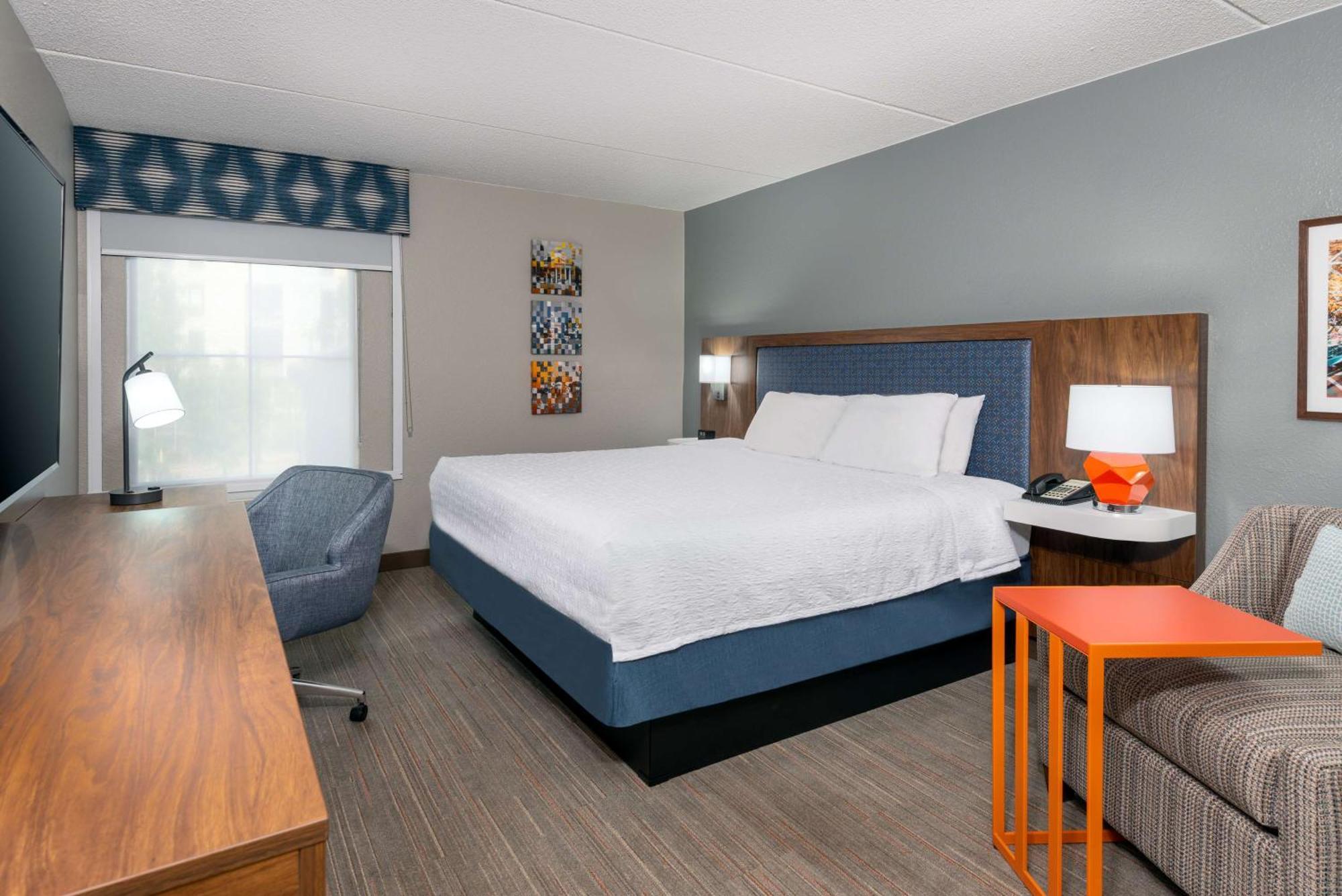 Hampton Inn & Suites Charlottesville At The University Exterior photo